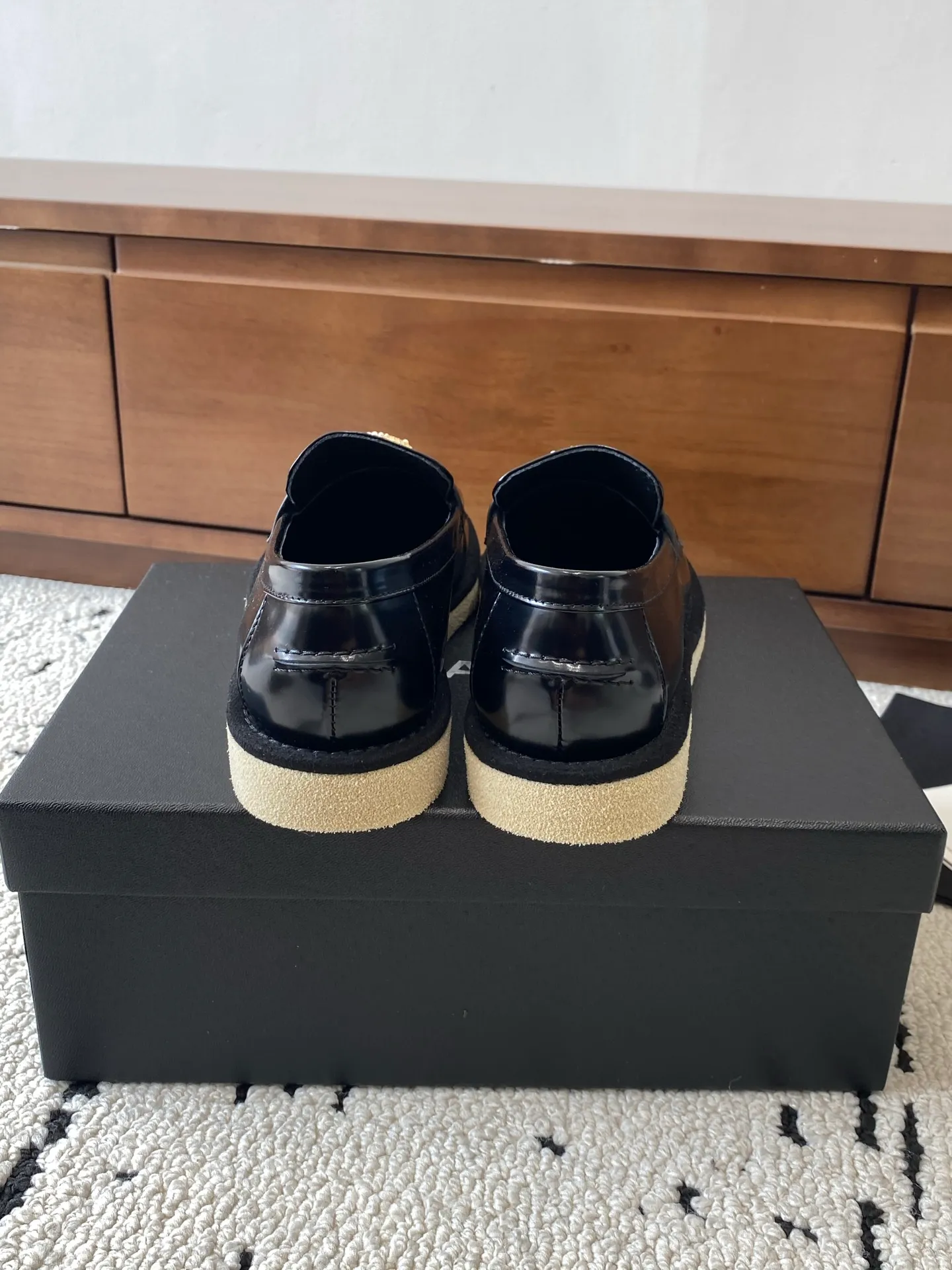 👟👟Ex-factory price 620👟👟Higher version 🍀2025 autumn and winter new Chanel Chanel entrance hardware buckle, Loaf lazy shoes, can be worn all year round. No matter when you wear it, it is very high-end and durable. Go shopping and attract attention on the street! Easily travel between commuting and leisure occasions, and become a carefree fashionable and elegant woman ~ Upper: cowhide/cow nubuck leather/open edge beads Inner: lambskin Sole: Italian raw rubber outsole leather strip Code number: 35-39 (40/41 customized, non-refundable and non-exchangeable 👉 Buy now👉 Buy now👉 Buy now👉